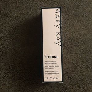 One Mary Kay Luminous Wear Foundation Bronze 8